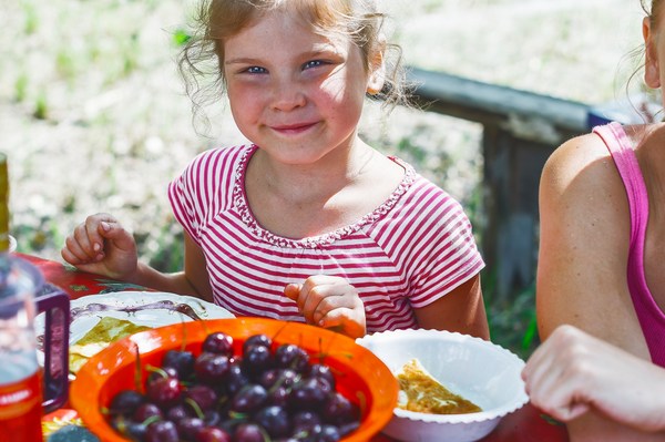 girl with fruit